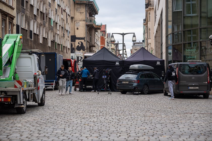 Plan zdjęciowy w okolicach Uniwersytetu Wrocławskiego. - Z uwagi na szczególne tło historyczne serialu (nazistowskie Niemcy lat 30. XX wieku), w przestrzeni miasta powstaną plany scenograficzne, uwzględniające określone znaki i symbole, charakterystyczne dla danego okresu historycznego, których nie należy w żaden sposób interpretować dosłownie – są jedynie dekoracją do filmu - informuje producent filmu